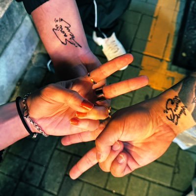 izwumezero1000's profile picture. 【伊澤彩織を崇めます】伊澤さんから手首にサインもらって彫らせてもろてます💫ᝰ✍️🐾 #伊澤彩織 #ベイビーわるきゅーれ #さおすけ #わんころもち🐾🥷@izwsaori🥷🐾