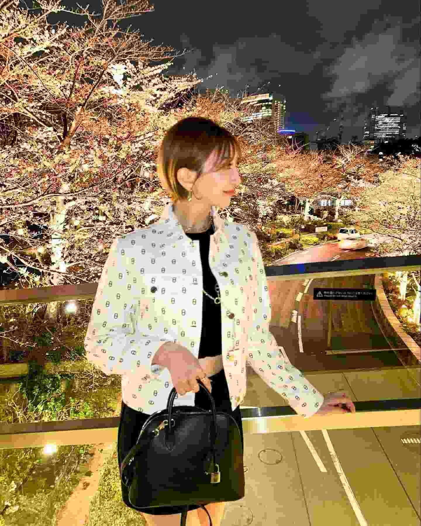 どこにいても、私はずっと信じています。心から誠実な人と一緒にいることが、人生に意味を与えてくれると。未来には、率直で優しい人がそばにいて、安心と静けさをくれることを願っています
その正しい人が、どこかの温かな瞬間に現れると信じています…🌟