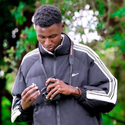 Computer Scientist.
Web Developer.
Football enthusiast.
...
