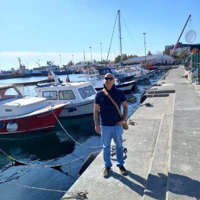 sensi_fb's profile picture. "Don't be evil"

Tek Gerçek Fenerbahçe.. 💛💙