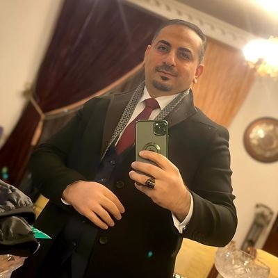 في الفم ضحك وبالقلب دمعه لا يعلمها الا الله