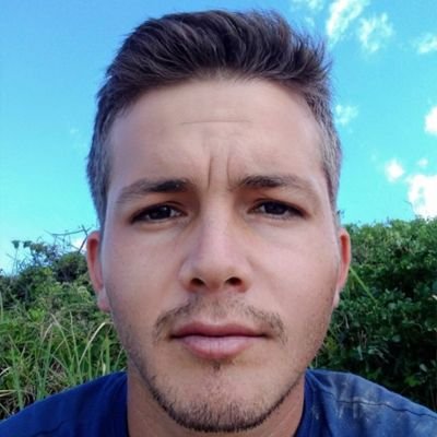 Politicamente de Direita a favor da liberdade individual, do livre mercado e a descentralização do poder na sociedade.