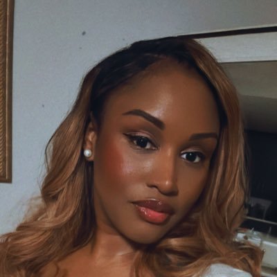 corporate thug in heels. | Socialite | Therapist | Trap Music Enthusiast | Impulse Shopper | Faux Chef | Concert Junkie