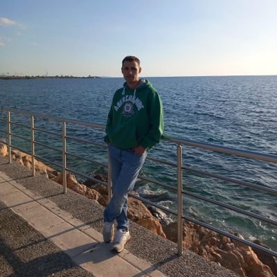 672 KHK lı eski polis...
artık özgür bir ülkede...