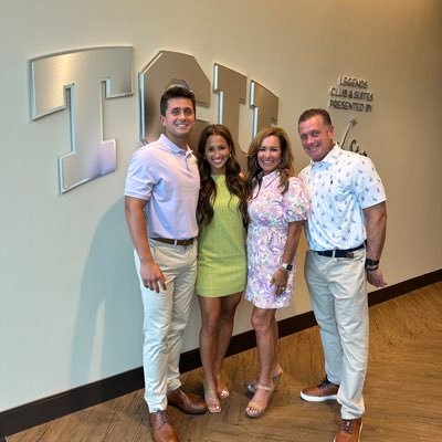 Mom of 2 Justin TSU Alum⚾️ Jacqueline-TCU Alum⚽️🐸 💜 GOD🙏🏻♥️ my husband ♥️ my family ♥️ to travel✈️ ♥️🇺🇸♥️MyAggies#WHOOP👍🏻87’ NCAA CHAMP🥎