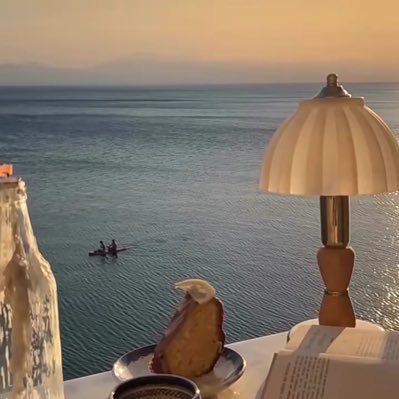 إنسانه تحاول تفهم نفسها والحياه بكل لطف ويسر وعافيه، ومتفائله بكل خير 🩵🌿