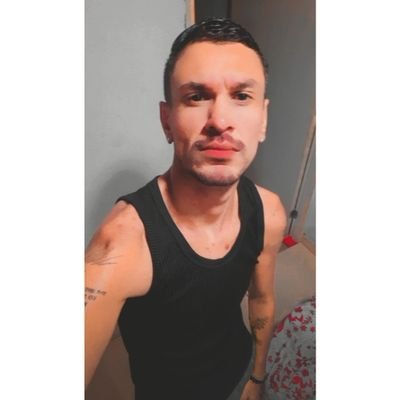 Estou entre mudar de vida e não saber viver
Metade de mim é coragem e a outra quer correr...✌🏻💜
❤️🏳️🌈