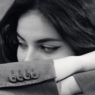 باحثة في المعنى، منشغلة بالهوية والعدالة والسرد؛ أتنقّل بين النصوص كما تتنقّل الناجيات بين النجاة والنجوى.