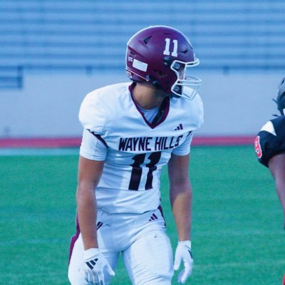 AaronViray_11's profile picture. TCNJ 2029  || Football Catcher