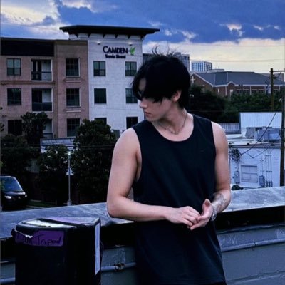 justdothatt's profile picture. 더욱 더 서로의 습관이 되길 바라는,