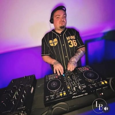 Dj maño que comenzó su carrera musical en 2013
12 años de curro y sacrificio
Hip hop - Reggae - Dancehall - Reggaeton
LatinTechHouse - Junglist - Drum & Bass