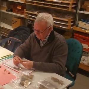 Ingénieur chimiste retraité, passionné de vins et de gastronomie, de préhistoire (docteur en archeologie prehistorique), d'art roman et de couteaux.