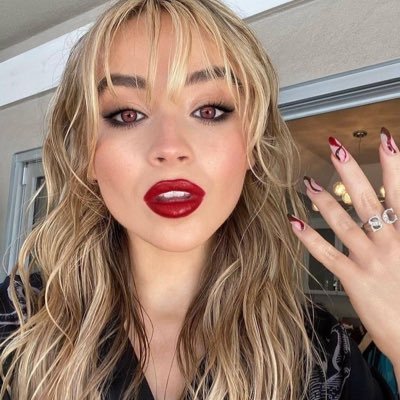 Escrevo romances e poemas, leio fantasia, escuto divas pop e sou filha dos firstkhao