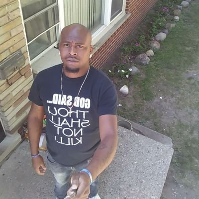 I'm gay I'm loyal asf down to Earth I keep things 💯 an I'm honest hmu and I'm looking for friends an hopefully I can find a boyfriend so please follow me back.