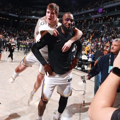 lakers fans can hit the wood^ #reavesFC #BronFC #LakeShowLetsGo