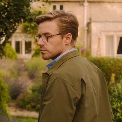 Волшебник пинбола, межгалактический лузер и идиот.
Еще симулянт, псевдоинтеллектуал, неинтересный человек и преданный фанат чая.