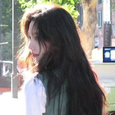 私の名前はQianhui、人生を愛するメイクアップアーティストです。私のキャリアのおかげで、創造性を発揮し、他の人が最高に見えるよう支援することができます。仕事以外では、特にゴルフ、釣り、ヨガなど、さまざまな趣味を楽しんでいます。ゴルフは自然やスポーツを楽しむことができ、釣りは静けさとリラクゼーションを体験することがで