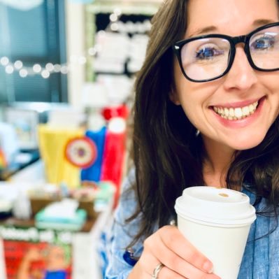 maestra de español en RHHS—creo en el poder de un café fuerte, una sonrisa auténtica, y una actitud positiva