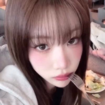 jng_vly's profile picture. don't care + having fun + playing