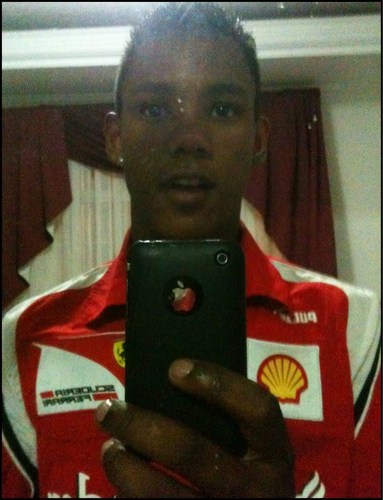 Filho de Deus, Cristão,Paulista, Santista,Poliglota,
Cada dia Que Passa Aprendendo a amar, e Sempre Vivendo o Momento. Agora par de KaÔ. E segui ai...