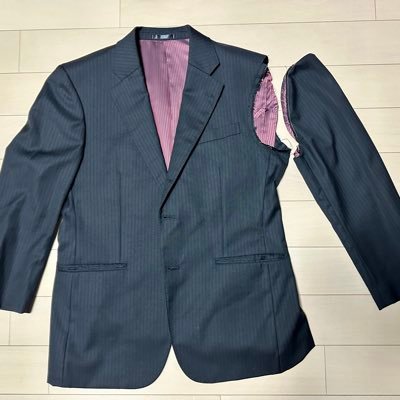 SuitJacketCat's profile picture. 素人だけど、スーツの生地や縫製、シルエットに関心があるおじさん。 スーツやジャケットの分解、解体をはじめました