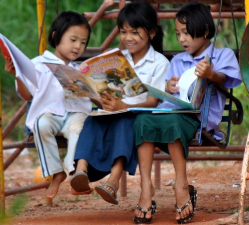 タイにおいて、スラム地区、および少数民族、移民の子どもたちへの教育支援をしているNGOです。子どもたちに絵本を届けたり、中高生に奨学金を支給したりしています。