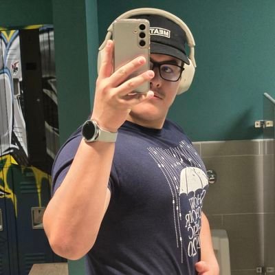 21 6'0 | Road to a 405 bench | huge nintendo nerd | big fan of maxing out because I can | wisco-college-stud-ent | 🌈 insta: harley_pippenger