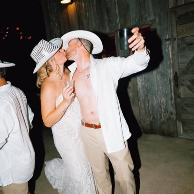 CasySinclair's profile picture. it's better to be pissed off then pissed on