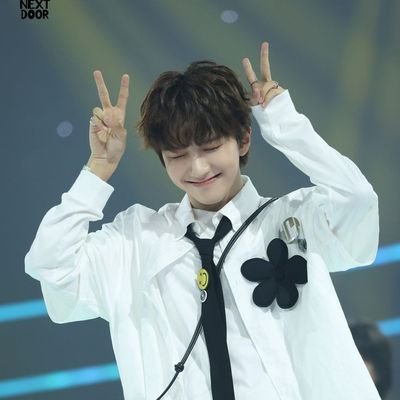She reads📖🪷,
She tries to write ✒️
And she's into way too kpop groups 🎧🤭
Kinda moving to @paseutelnabi so follow me there if you wanna talk about stuff!🦋