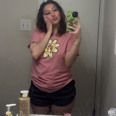 karencalderon34's profile picture. alohamoraaaaaaaaaaaaa 🪄 I LUV ME MY PINK but I am also Intellectual as FUCK & a true CHILD at heart so I’ve got loads of information and FUN facts 🩷✨