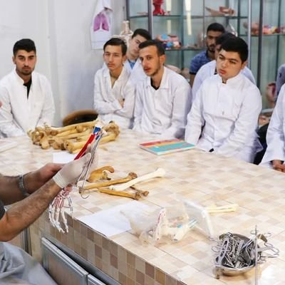 طالب جامعي في كلية طب في جامعة ادلب في المناطق المحررة