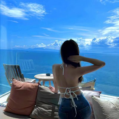 JosieHoltzclaw's profile picture. Look up at the blue sky, the clouds are free shapes, and the heart should be as free as it ☁️🌈✨