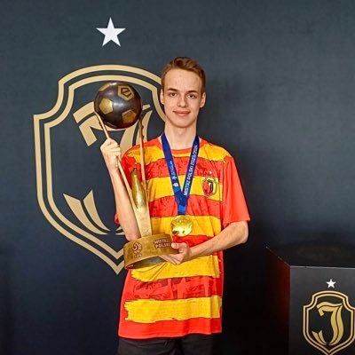 Fan Jagiellonii i Realu, pasjonat Premier League.