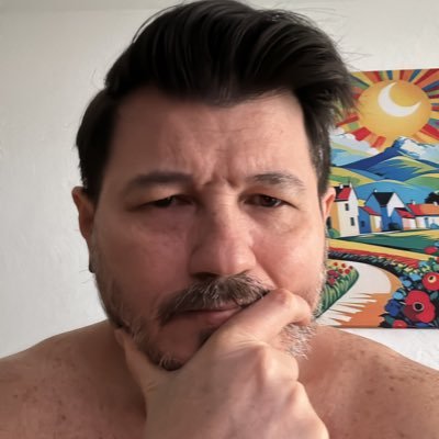 Publicitário, palmeirense, amante do samba, pai de três.