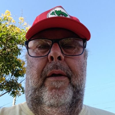 Professor aposentado, esquerdista, amante da boa música, ex boêmio, pai de 3, esqueci sou comunista roubo velhinhas, bancos e casas de doces 😅😅😅😅😅