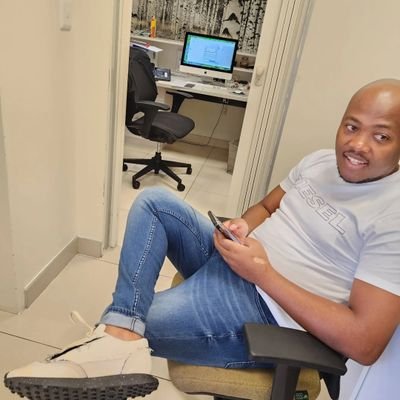 Tshaby83's profile picture. Livin la vida loca
