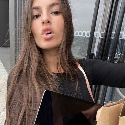 ev3rnotes's profile picture. ✦ discipline + books + balance = dream life