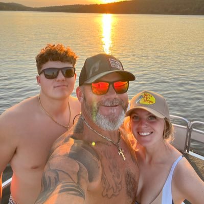 JabWarren's profile picture. Im a God fearing, gun owning, flag waving, husband,and father…and I will stand up for all of them!