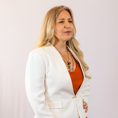 Artista e designer, é livre-docente e pesquisadora da Unicamp e referência no desenvolvimento de pesquisas e projetos em Arte, Design e Arquitetura.