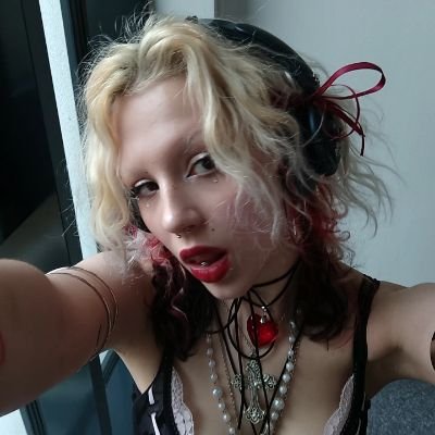 (leider) immernoch ein kpop stan, bekannt fürs keine augenbrauen besitzen, chronischer deutsche bahn und männer hasser, 20