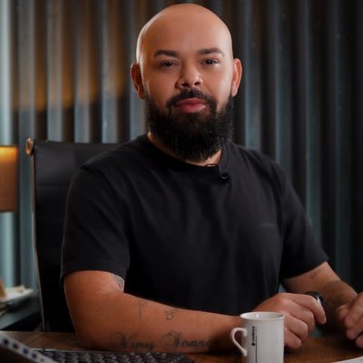 vinysoaresof's profile picture. Jornalista | Apresentador | Colunista