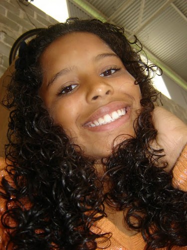 Morena,olhos castanhos,1,50 mt....
Poosso ser a mais Adoravél ou a mais Odiável..Isso vai depender de vc....Faça por merecer q eu faço valer a pena''