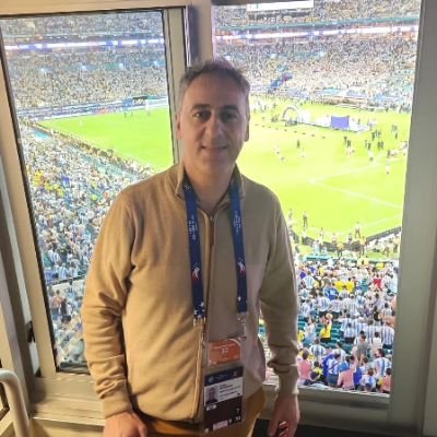 BARDA Comentarista de Radio Oriental. Conductor Hora 25 de la noche. Opiniones a título personal.