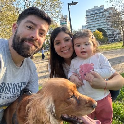 Fran, Mica y Milo. Bostero y romanista. Las vacaciones son en la playa.
