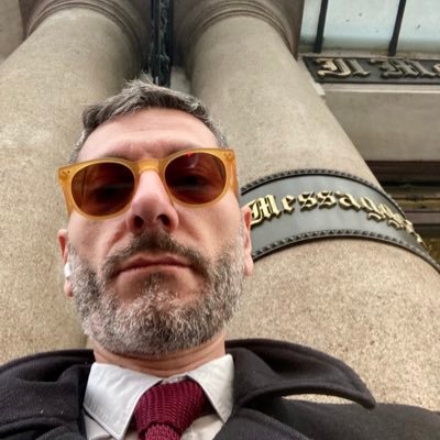 Giornalista @ilmessaggeroit. Autoironico nei limiti della calabresità. Avvezzo all'uso del «lei» e alla stretta di mano. Qui opinioni personali.