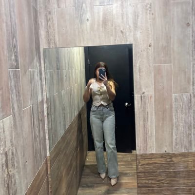 TaniaDuque1318's profile picture. …