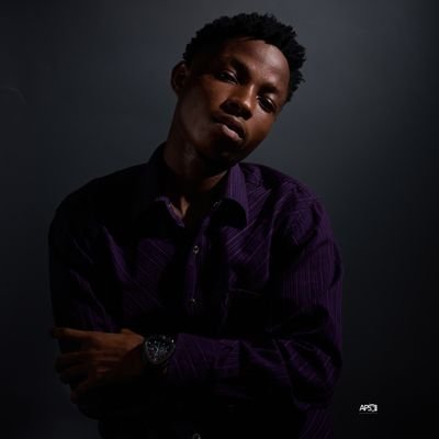 MIRACLE JAY is a Motivational artist, songwriter and singer, he put all his effort in Fusioning Afrobeats, Danchall, R&B and highlife to make up Afroriddim