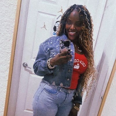 IG: @Me.Vs.Meeee_ #Aquarius♒️💦#Melanin🍫🫐 #VibeChaser🧘🏾♀️💭 #FIRSTloveSELF. #KQueenStatus 🥂🪄✨