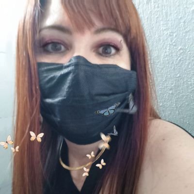 Soy un laberinto de vida, ausencias, risas y silencio, pasión y arte. Habito en la poética.