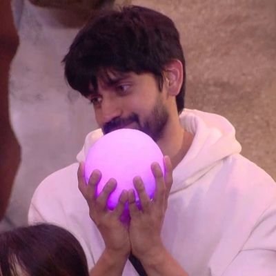 Mishraslays's profile picture. Growing 🌿💗Glowing🌶🔮
Here for my fab @Avinash_galaxy